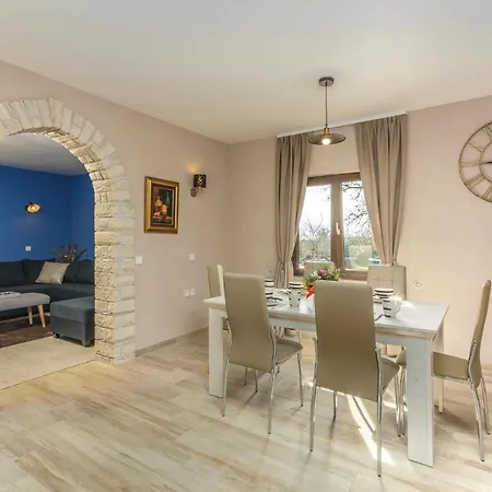 بيت للعطل Three-bedroom In Katun